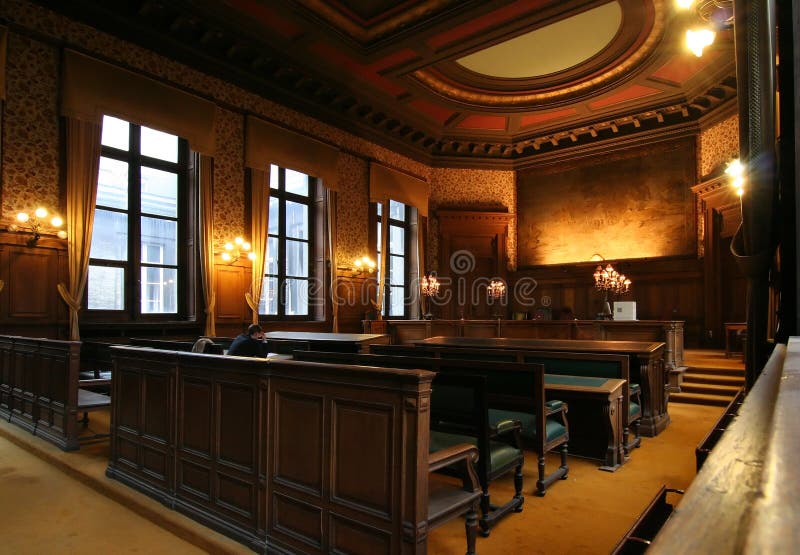 Tribunale di sala nel Palazzo di Giustizia a Bruxelles, con un avvocato preparando il suo caso.