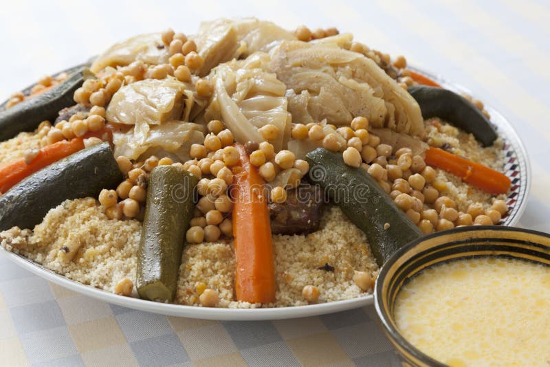 Garniture Marocaine De Couscous Dans Le Plat Blanc Photo stock Image