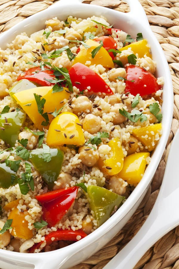 Couscous Mit Kichererbsen Und Pfeffern Stockbild Bild von vertikal