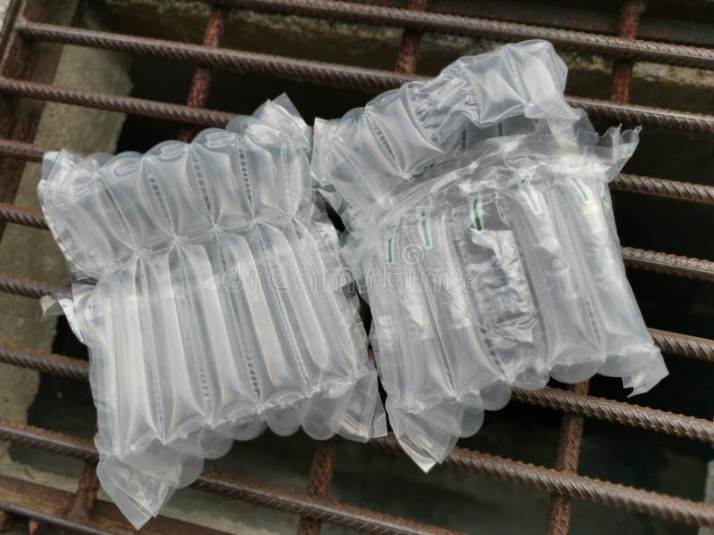 Un Sac à Pression Et Des Coussins D'air Pour L'emballage Des Colis Fragiles  Photo stock - Image du livraison, clair: 246491890