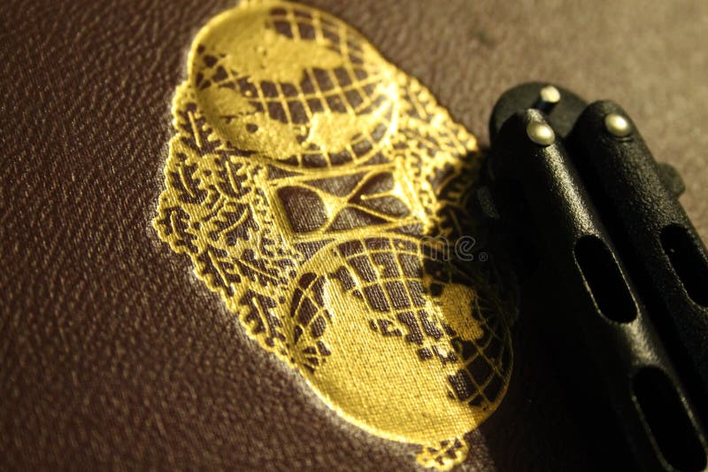 Couteau de papillon sans compter que le livre avec le joint d'or photographie stock Couteau de papillon sans compter que le livre avec le joint d'or photographie stock