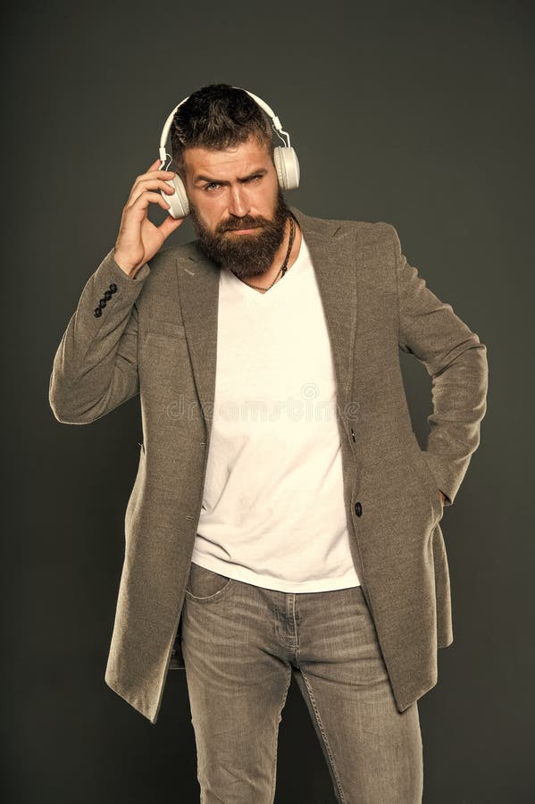 ?couteurs sans fil de ?coute de musique d'homme Le hippie utilisent les ?couteurs modernes d'instrument de technologie Excellent image stock ?couteurs sans fil de ?coute de musique d'homme Le hippie utilisent les ?couteurs modernes d'instrument de technologie Excellent image stock