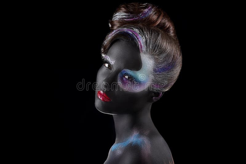 Belle Fille Modèle Avec Le Maquillage Fluorescent Photo stock - Image du  couleur, cils: 72850604