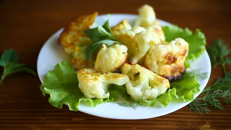 Couve-flor fritada na massa vídeos de arquivo