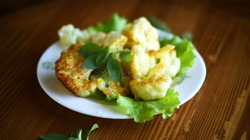 Couve-flor fritada na massa video estoque