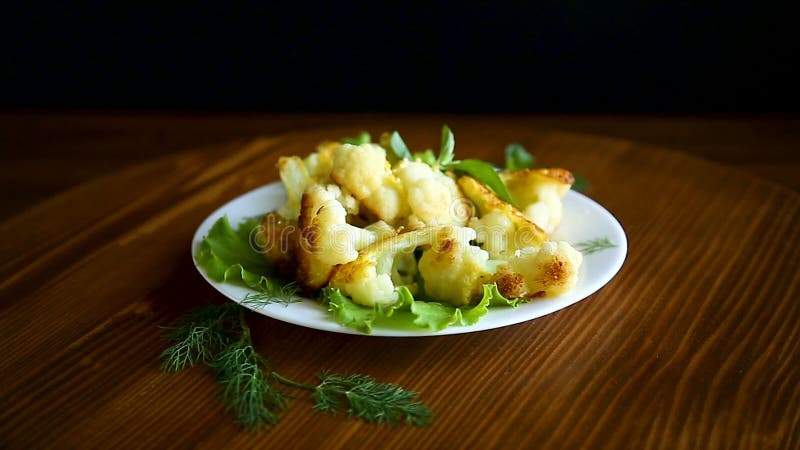 Couve-flor fritada na massa com verdes e filme