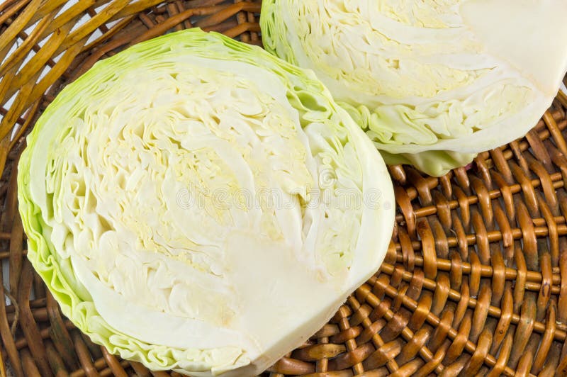 Couve partida ao meio em uma cesta de vime fotos de stock