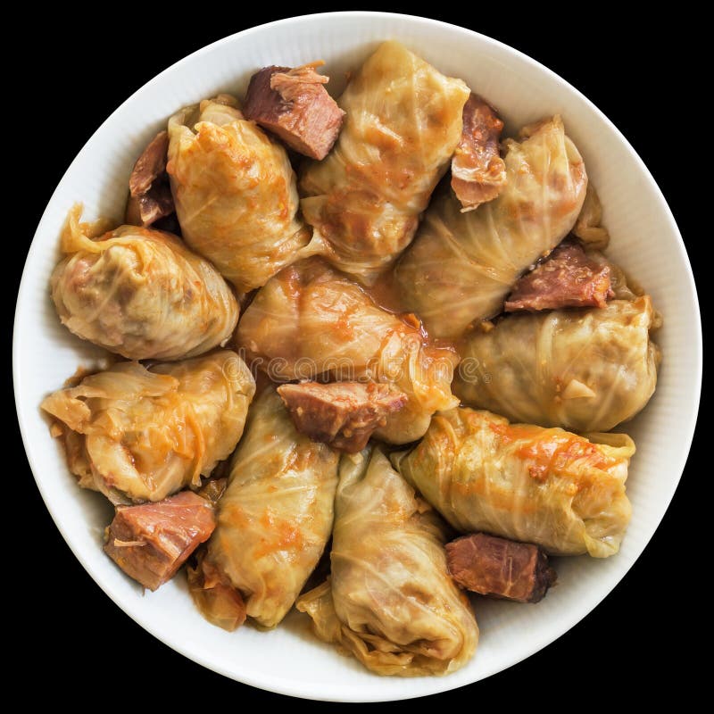 Couve Rolls enchido com a carne triturada cozinhada no molho de tomate servido na bacia da porcelana isolada no fundo preto imagens de stock royalty free Couve Rolls enchido com a carne triturada cozinhada no molho de tomate servido na bacia da porcelana isolada no fundo preto imagens de stock royalty free