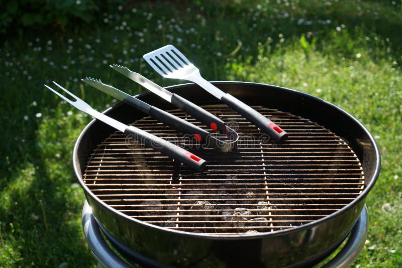 Couverts pour le barbecue de saucisses image stock Couverts pour le barbecue de saucisses image stock