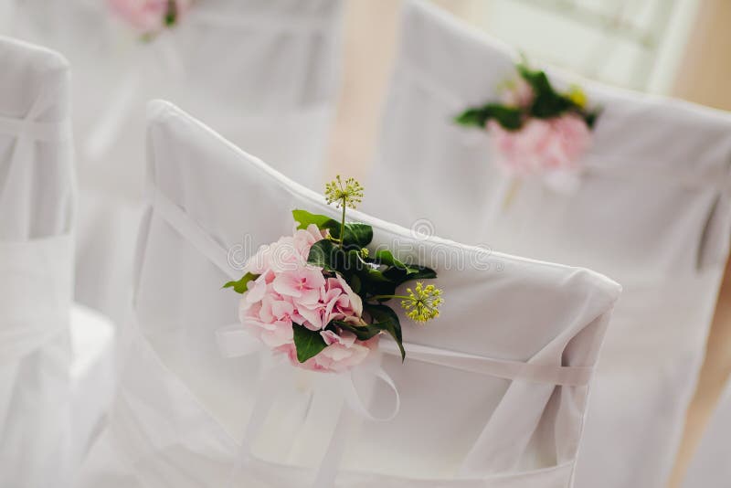 Couverture de chaise de mariage avec les fleurs roses image libre de droits Couverture de chaise de mariage avec les fleurs roses image libre de droits