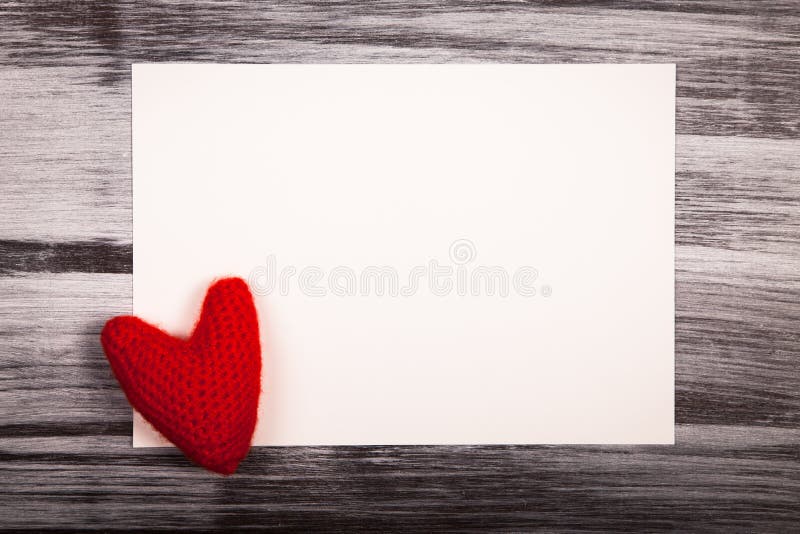 Couvrez et avez tricoté le coeur rouge, la Saint-Valentin, CCB en bois de brun photographie stock libre de droits Couvrez et avez tricoté le coeur rouge, la Saint-Valentin, CCB en bois de brun photographie stock libre de droits