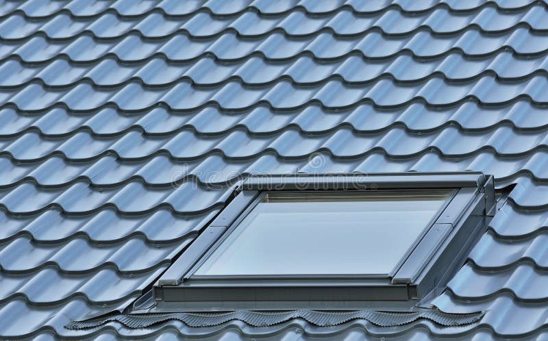 Couvrez la fenêtre, dessus de toit carrelé gris, grand fond détaillé de lucarne de grenier, modèle diagonal de toiture photo libre de droits Couvrez la fenêtre, dessus de toit carrelé gris, grand fond détaillé de lucarne de grenier, modèle diagonal de toiture photo libre de droits