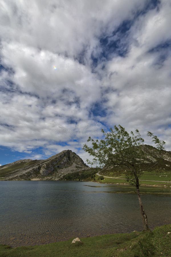 Covadonga-meren op picos de Europa panorama met UGA royalty-vrije stock fotografie Covadonga-meren op picos de Europa panorama met UGA royalty-vrije stock fotografie
