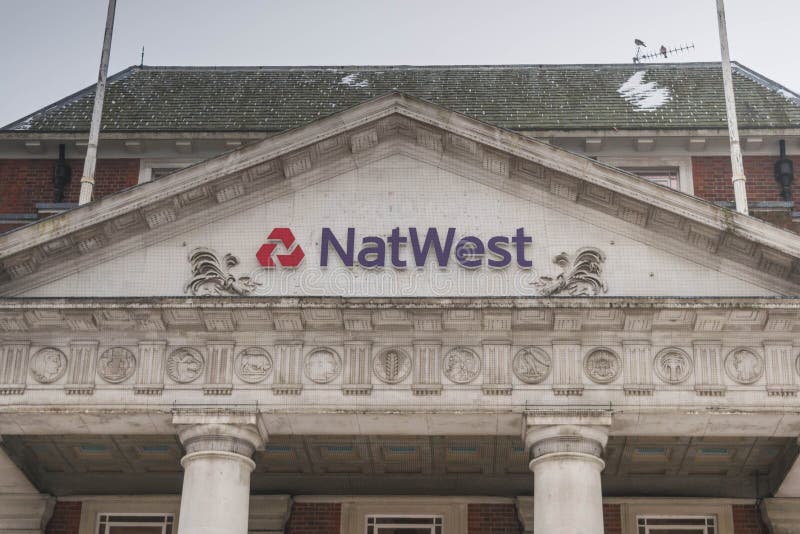 COVENTRY, INGLATERRA, Reino Unido - 3 de março de 2018: Dependência bancária de NastWest no centro de cidade de Coventry em uma m foto de stock COVENTRY, INGLATERRA, Reino Unido - 3 de março de 2018: Dependência bancária de NastWest no centro de cidade de Coventry em uma m foto de stock