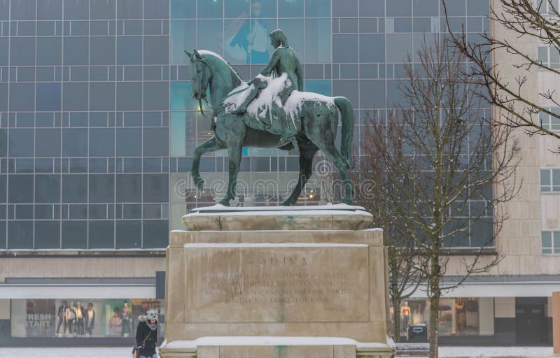 COVENTRY, INGLATERRA, Reino Unido - 3 de março de 2018: Senhora Godiva Statue em Broadgate no centro de cidade, Coventry, West Mi imagem de stock royalty free COVENTRY, INGLATERRA, Reino Unido - 3 de março de 2018: Senhora Godiva Statue em Broadgate no centro de cidade, Coventry, West Mi imagem de stock royalty free