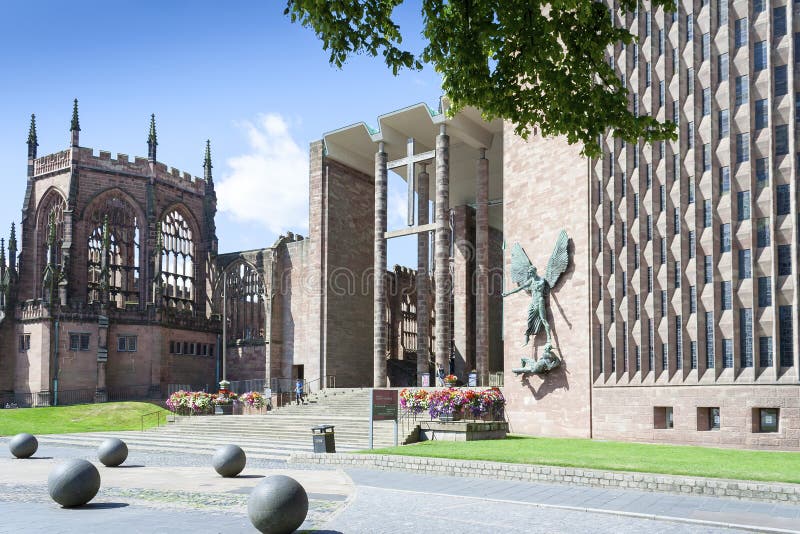 Coventry-Kathedrale neu und alt lizenzfreie stockbilder Coventry-Kathedrale neu und alt lizenzfreie stockbilder