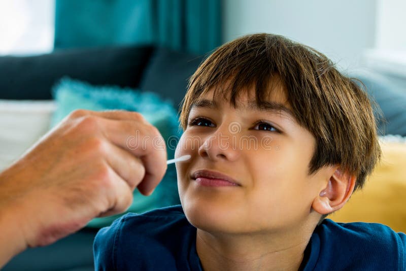 Covid19 auto-test antigène test rapide frottis nasal chez les enfants photo libre de droits