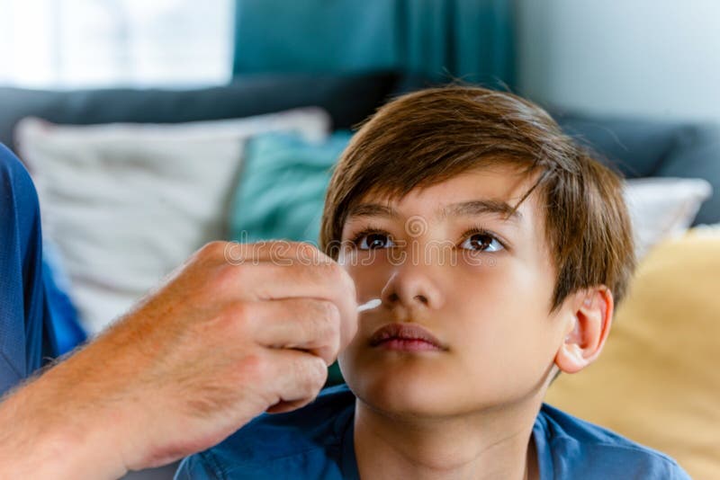 Covid19 auto-test antigène test rapide frottis nasal chez les enfants photo libre de droits