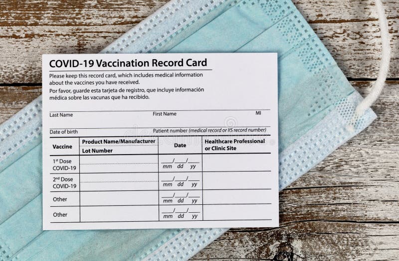 Covid 19 carta da record per la vaccinazione con maschera in vista ravvicinata. record individuale da utilizzare durante il corona