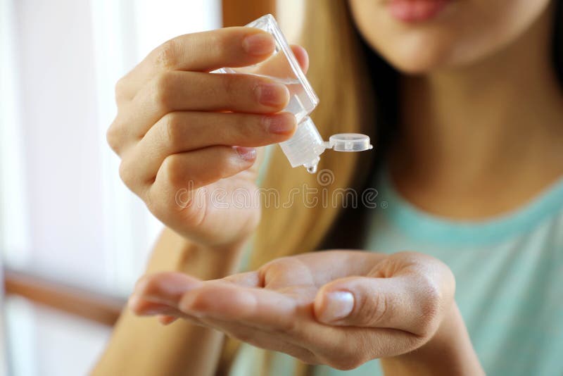 COVID-19 Cierra las manos de la mujer con el dispensador de gel para desinfectar la mano, contra Novel coronavirus 2019-nCoV en c fotografía de archivo COVID-19 Cierra las manos de la mujer con el dispensador de gel para desinfectar la mano, contra Novel coronavirus 2019-nCoV en c fotografía de archivo