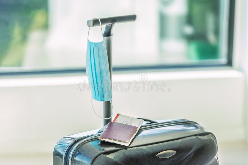 Covid19 ograniczenia dotyczące podróży na lotnisko z wirusem corona z maską twarzy walizka i bagaż biletu na samolot paszportowy