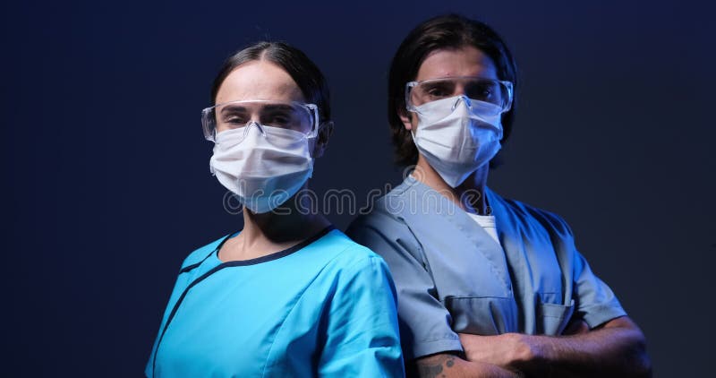 Covid-19 trabajadores de primera línea listos para servicios de emergencia médica con anteojos y máscara de protección