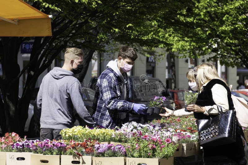 Covid19 vrouwtjes winkelen bloemen op de markt voor outdoorboeren praag europa