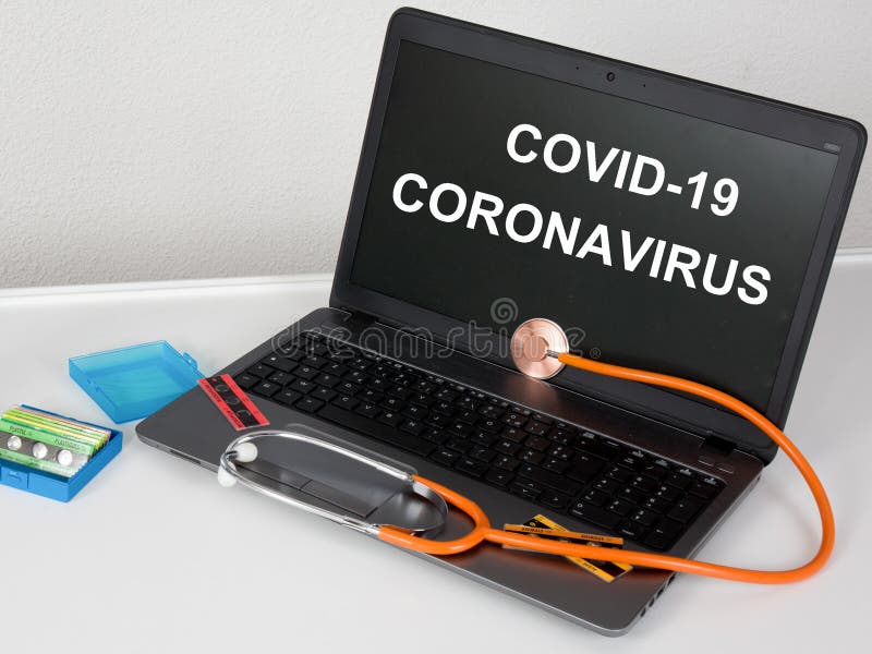 Covid-19冠状病毒带听诊器医疗保健表的笔记本电脑 库存照片 Covid-19冠状病毒带听诊器医疗保健表的笔记本电脑 库存照片