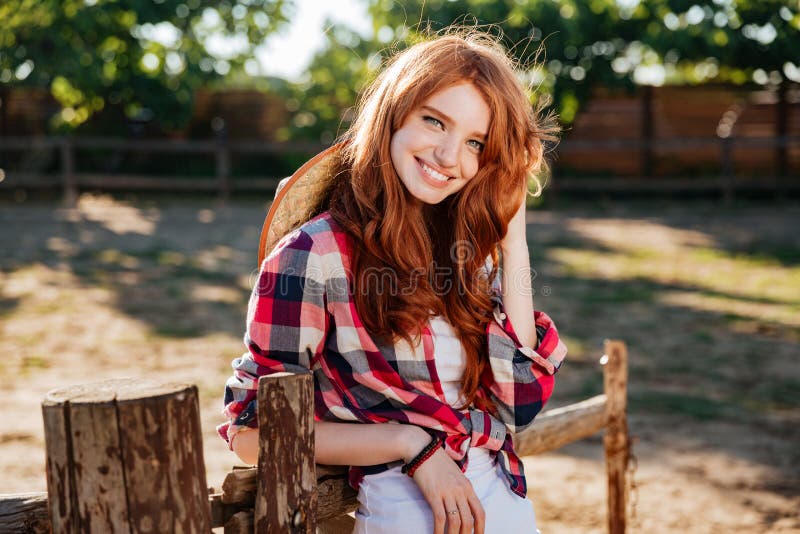 Cow-girl heureuse de femme se tenant et souriant à la ferme photographie stock libre de droits Cow-girl heureuse de femme se tenant et souriant à la ferme photographie stock libre de droits