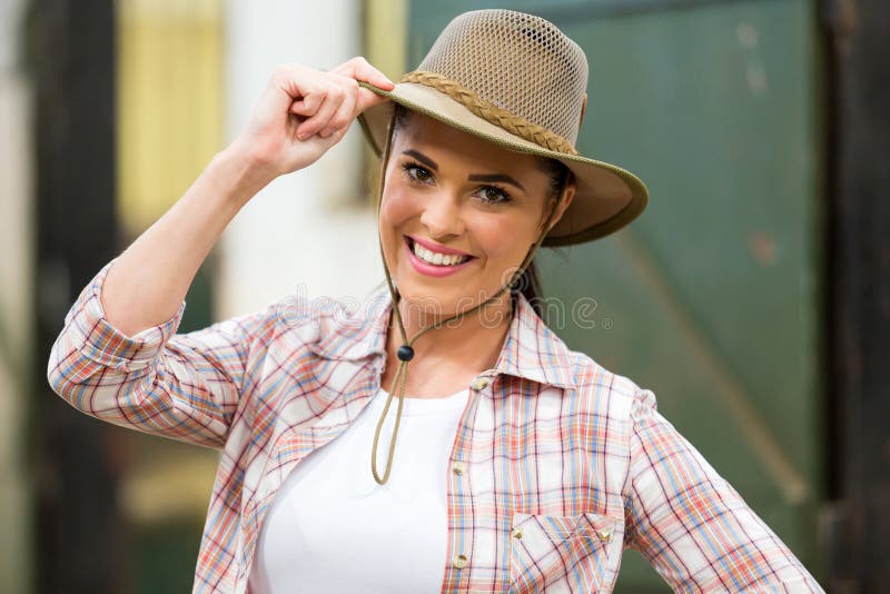 Cow-girl tenant le chapeau photo stock Cow-girl tenant le chapeau photo stock