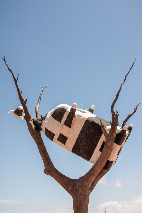 Cow up a tree sculpture in Melbourne, Australia stock photography Cow up a tree sculpture in Melbourne, Australia stock photography
