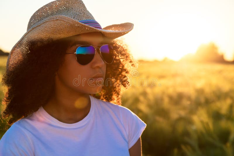 Cowboy Hat Sunset de lunettes de soleil de femme d'Afro-américain de métis photos libres de droits Cowboy Hat Sunset de lunettes de soleil de femme d'Afro-américain de métis photos libres de droits