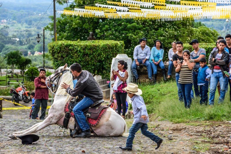 Cowboy lässt Pferd im Dorf, Guatemala sich hinlegen lizenzfreies stockfoto Cowboy lässt Pferd im Dorf, Guatemala sich hinlegen lizenzfreies stockfoto