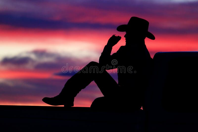 Vaquero sobre su entrega camión seguimiento atardecer.