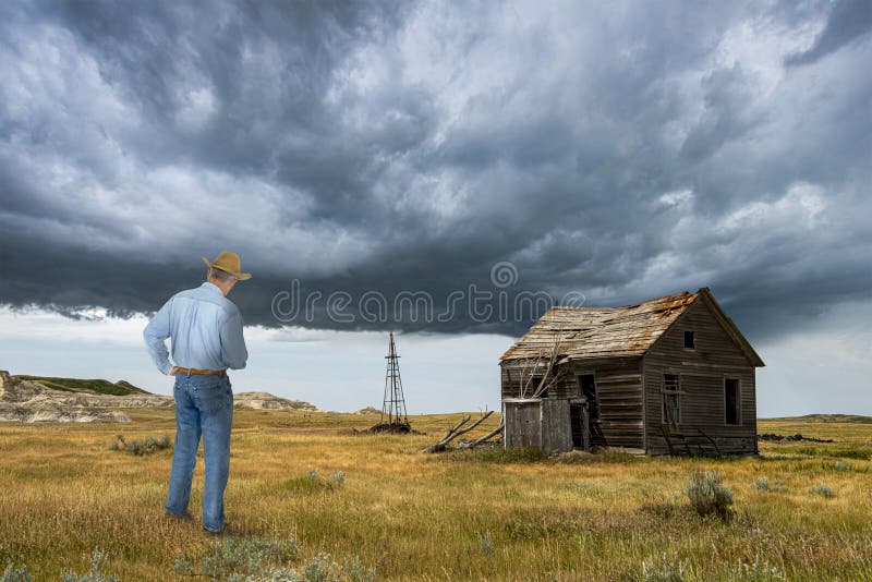 Cowboy, vecchia cabina della prateria, ranch fotografie stock libere da diritti Cowboy, vecchia cabina della prateria, ranch fotografie stock libere da diritti