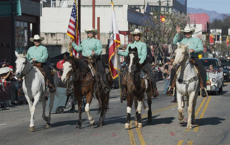 Cowboys en meisjes, 115ste Gouden Dragon Parade, Chinees Nieuwjaar, 2014, Jaar van het Paard, Los Angeles, Californië, de V.S. stock afbeelding Cowboys en meisjes, 115ste Gouden Dragon Parade, Chinees Nieuwjaar, 2014, Jaar van het Paard, Los Angeles, Californië, de V.S. stock afbeelding