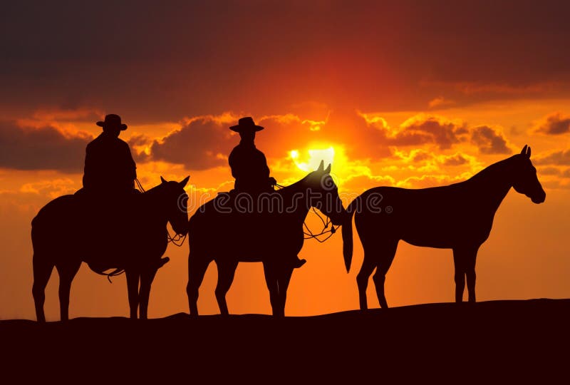 Cowboys en paarden onder zonsondergang stock afbeeldingen Cowboys en paarden onder zonsondergang stock afbeeldingen