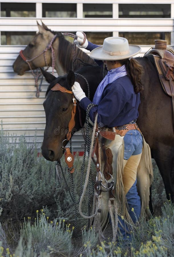 Cowgirl e cavalos