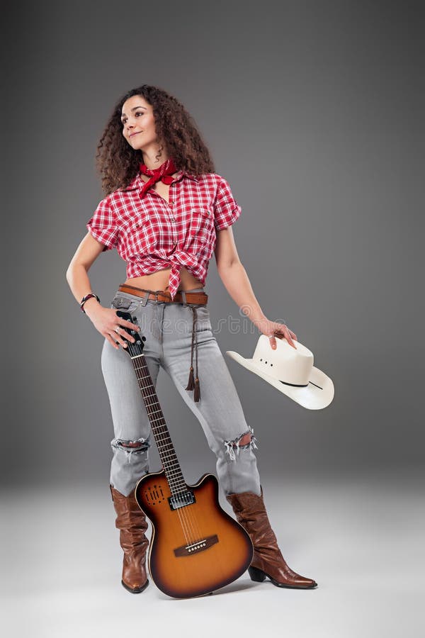 Cowgirl mody kobieta nad szarym tłem obrazy royalty free Cowgirl mody kobieta nad szarym tłem obrazy royalty free