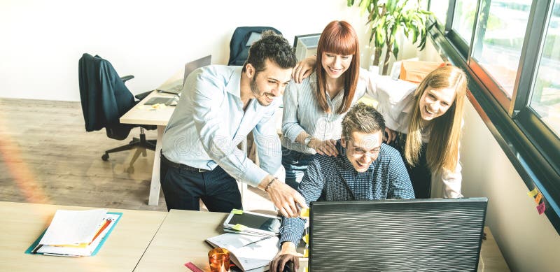 Coworkers för ungdomaranställd på startaffärsmötet i stads- coworking utrymmestudio - personalresursbegrepp på att arbeta royaltyfri foto Coworkers för ungdomaranställd på startaffärsmötet i stads- coworking utrymmestudio - personalresursbegrepp på att arbeta royaltyfri foto