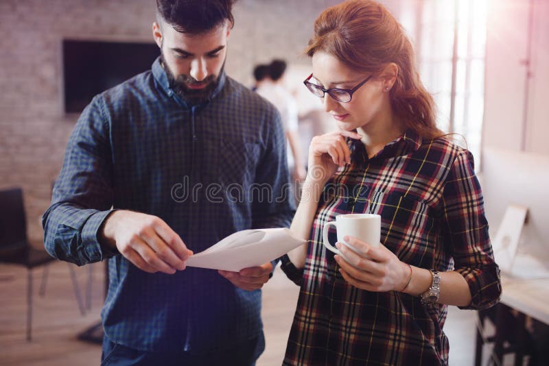 Coworking koledzy ma rozmowę przy miejscem pracy obrazy stock Coworking koledzy ma rozmowę przy miejscem pracy obrazy stock