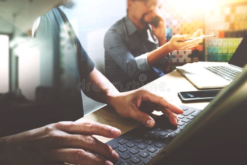 Coworking procesa, equipo del empresario que trabaja en oficina creativa imagen de archivo