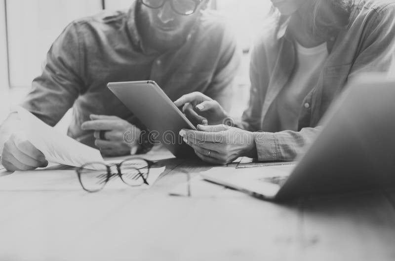 Coworkingsproces Foto jonge commerciële bemanning die met nieuw startproject werken notitieboekje op houten lijst Vrouw die stock foto Coworkingsproces Foto jonge commerciële bemanning die met nieuw startproject werken notitieboekje op houten lijst Vrouw die stock foto