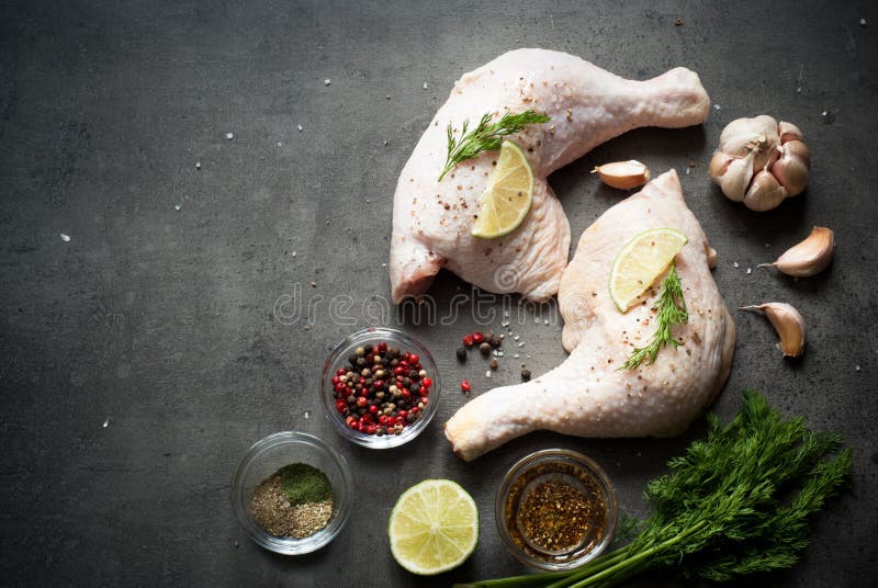 Fígado de frango frito com cebola e salsa em um prato fundo escuro