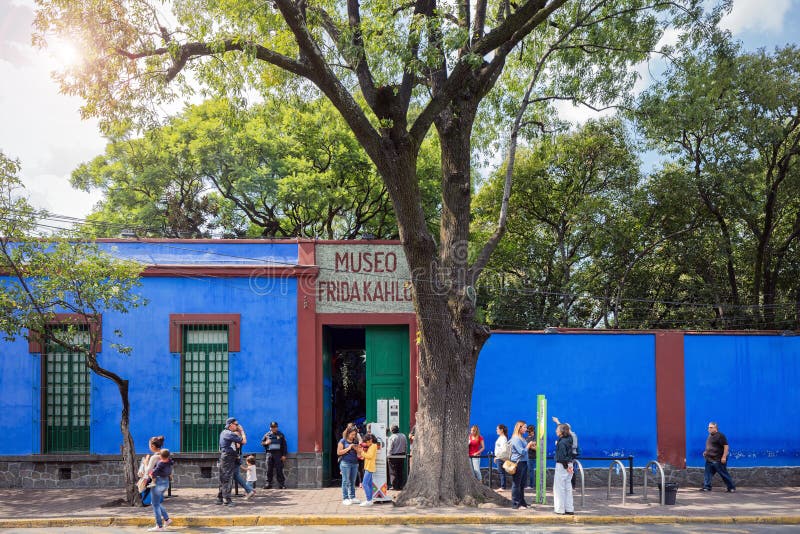 COYOACAN, MEXICO - NOV 1, 2016:Tourists wait in long line to get to the famous Frida Kalho Museum