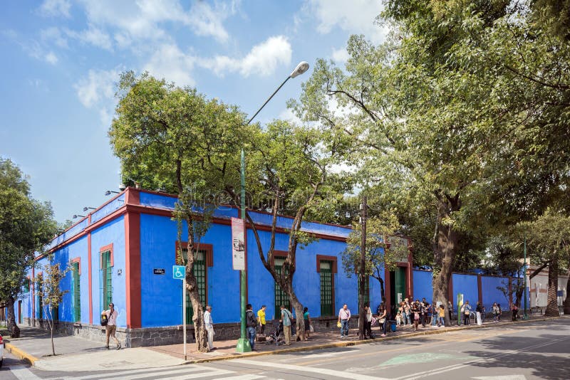 COYOACAN, MEXICO - NOV 1, 2016:Tourists wait in long line to get to the famous Frida Kalho Museum