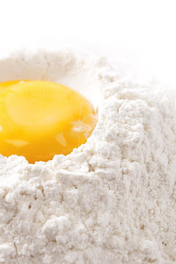 Coza-o! yolk de ovo na farinha, contexto branco