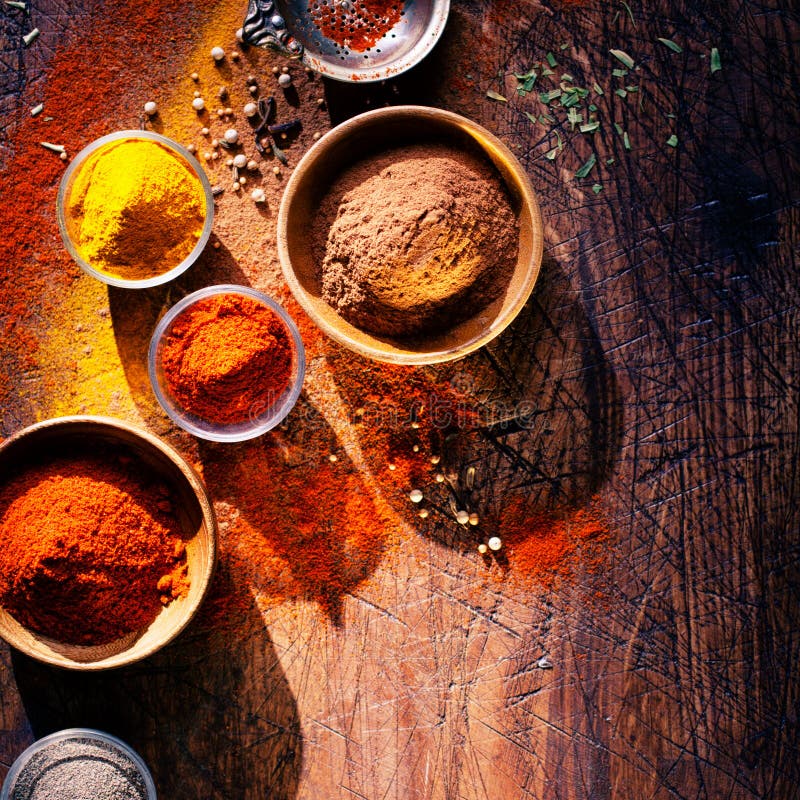 Cozinhar com especiarias numa cozinha rústica imagem de stock royalty free