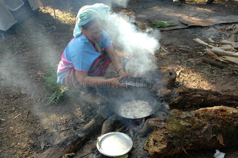 Cozimento exterior da dona de casa de Karen fotografia de stock royalty free