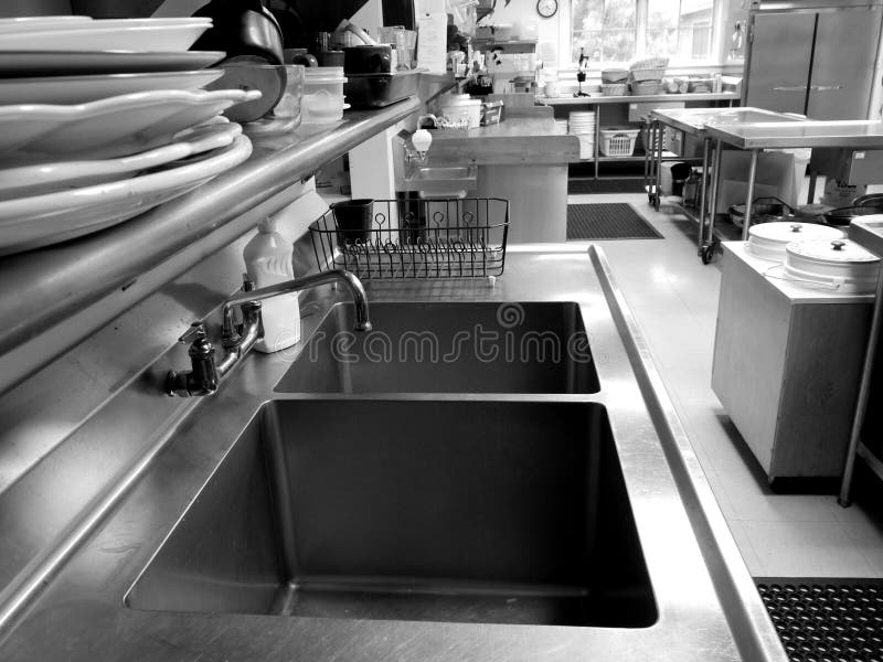 Cozinha comercial: dissipador dobro foto de stock royalty free Cozinha comercial: dissipador dobro foto de stock royalty free